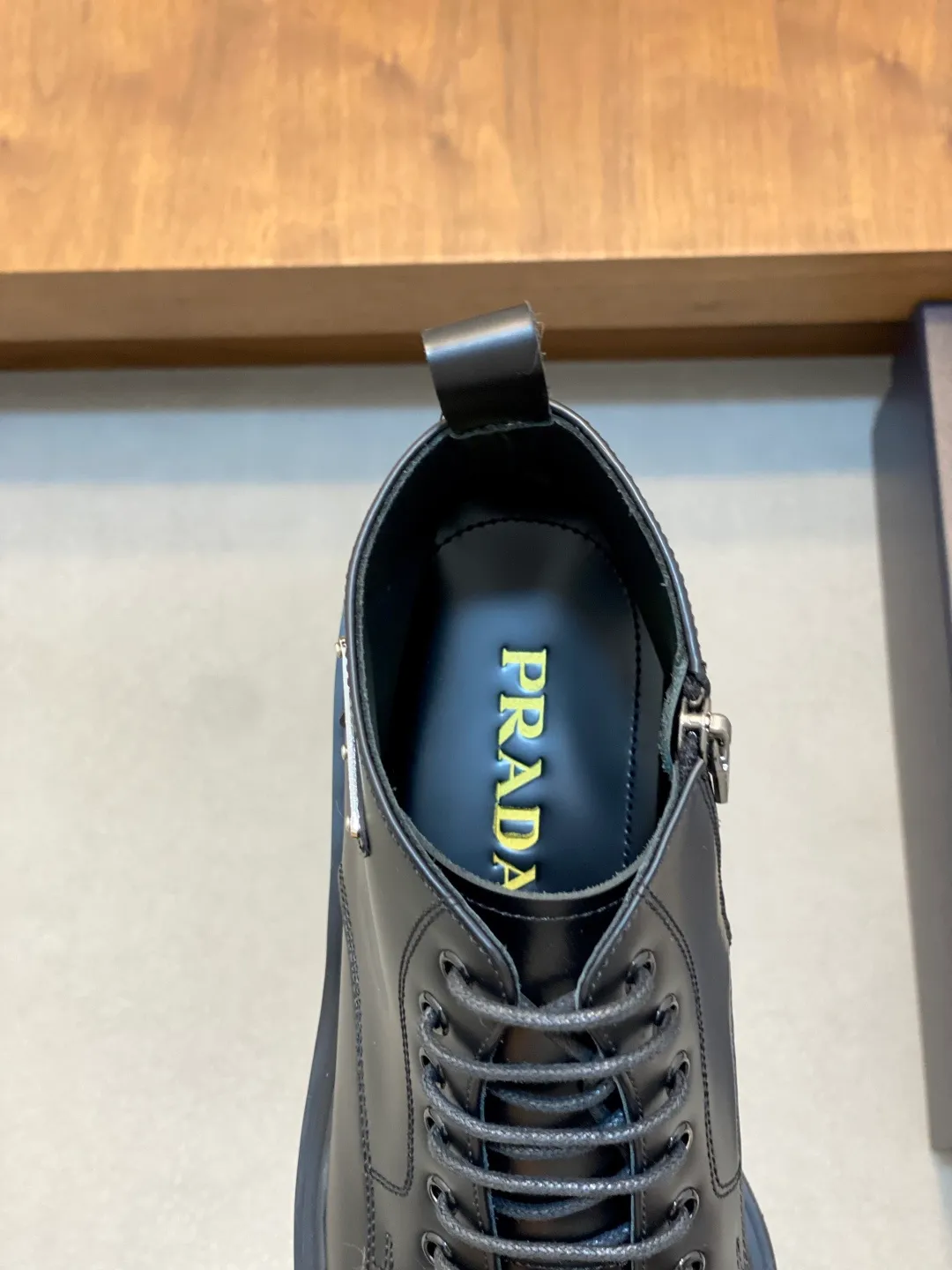 Men's men's shoes💰900 Prada/Prada Thick-soled formal wear shipped, same style at the counter, top-quality goods produced in Dongguan, those who know the goods should hurry up and start! New men's casual leather shoes, imported calfskin, shiny and translucent leather, uniform leather holes, fine texture, splicing and sewing technology, soft, comfortable and wrinkle-free, elegant Derby shoe shape, thickened and heavy-duty made, high-quality products that kill all currencies in the market, standard gold-label cowhide feet, calfskin lining, thickened rubber sole, durable and wear-resistant, ultra-light material, extremely comfortable for the upper foot, smooth surface, splicing lines, two styles to choose from, complete packaging! Size: 39-40-41-42-43-44 (45 customized) leather shoes